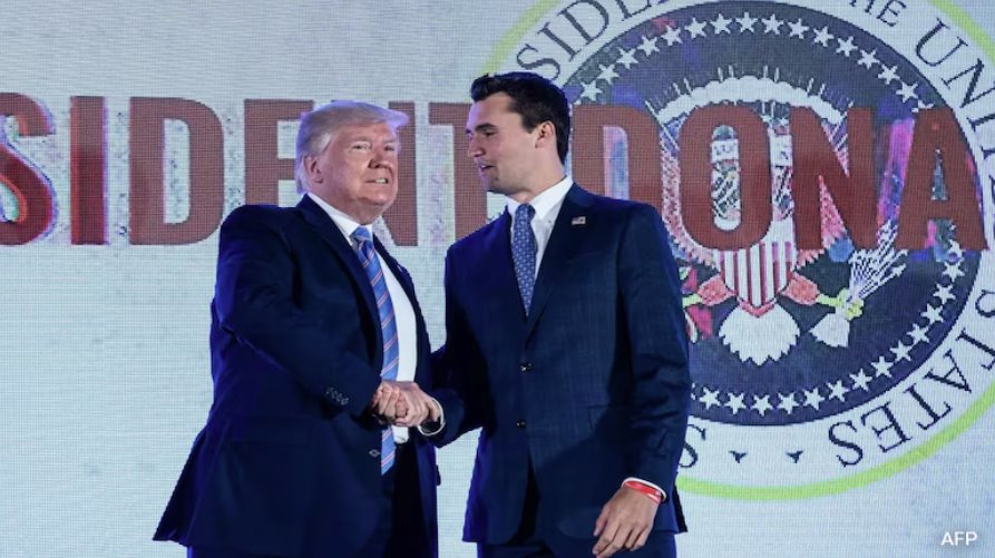 美国总统唐纳德·特朗普和右翼青年活动家查理·柯克出席华盛顿特区的一场活动