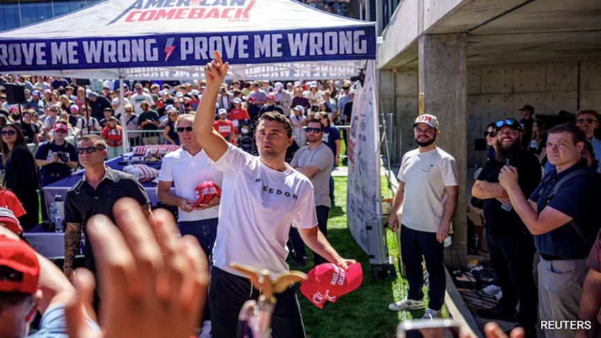 查理·柯克于周三在犹他谷大学的一次户外活动中被暗杀