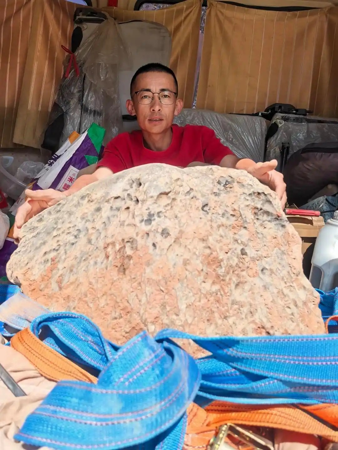 步凡和陨石合影