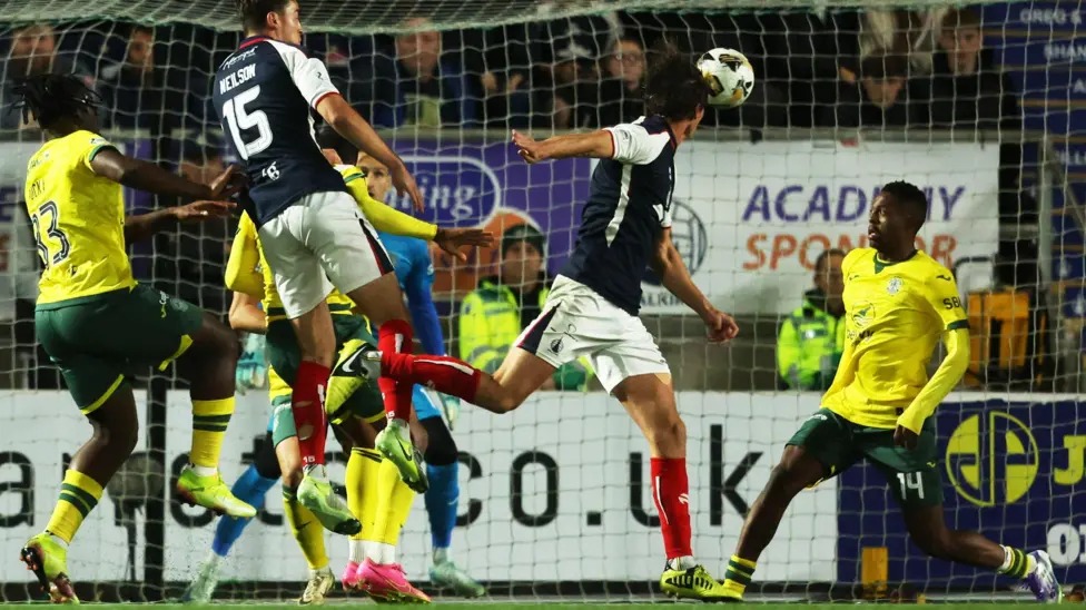 利亚姆·亨德森为法尔科克队攻入扳平比分的一球，击败了希伯尼安队