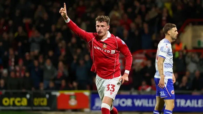 威尔士前锋内森·布罗德黑德庆祝