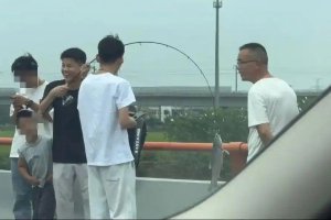 高速堵车堵出松弛感