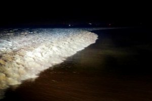 钱塘江现震撼月亮潮