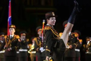 朝鲜阅兵式女兵舞剑