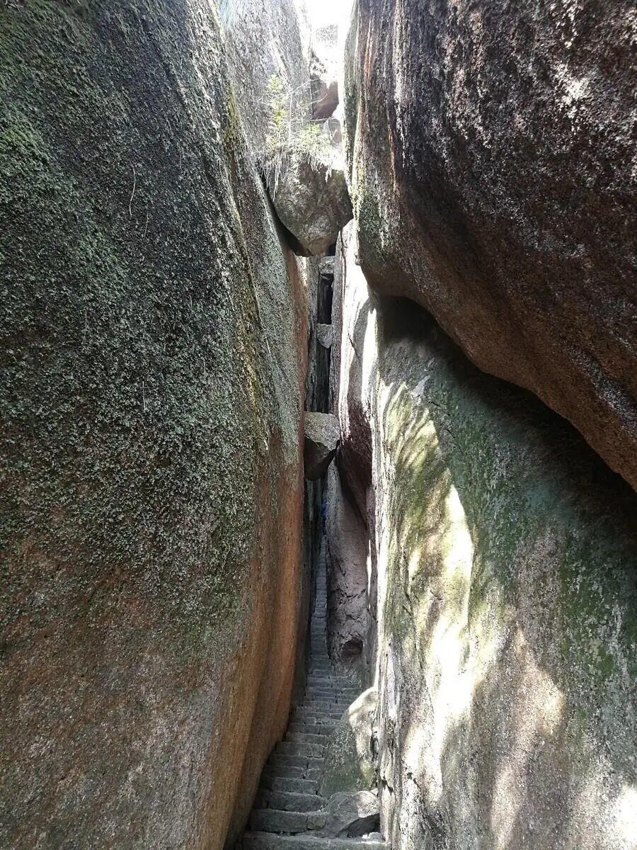 福建太姥山一180斤游客卡在一线天石缝里