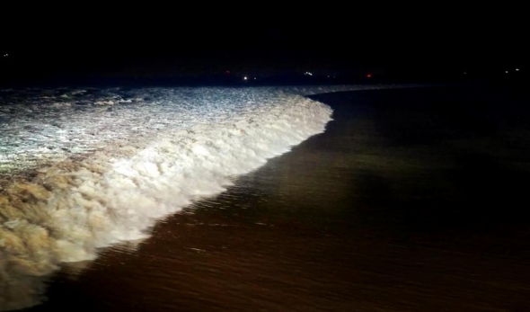 钱塘江现震撼月亮潮