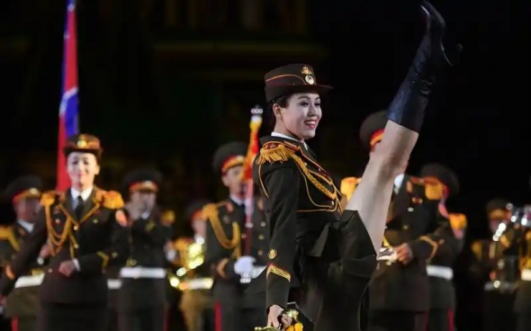 朝鲜阅兵式女兵舞剑气场拉满