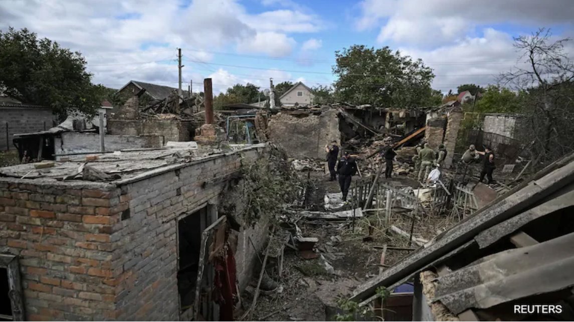 在俄罗斯袭击乌克兰期间，警察在俄罗斯无人机袭击现场工作。