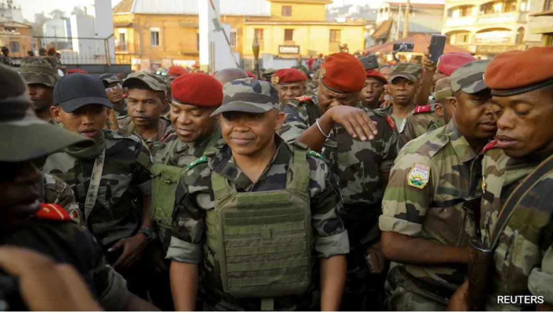 兰德里亚尼里纳承诺在18至24个月内举行选举，并表示正在就任命总理进行磋商。