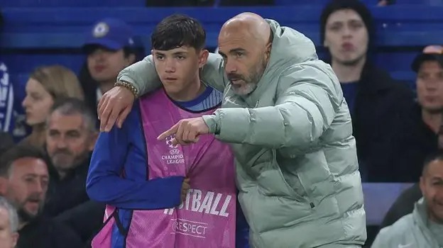 雷吉·沃尔什在对阵阿贾克斯的第65分钟替换罗密欧·拉维亚