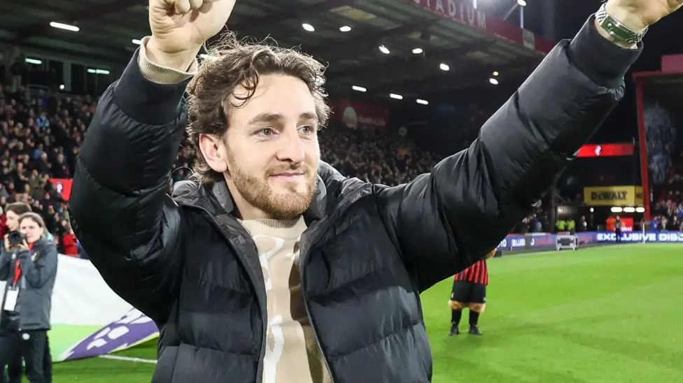 汤姆·洛克耶曾为布里斯托流浪者队、卢顿队和查尔顿竞技队出场超过400次，并为威尔士队出场16次