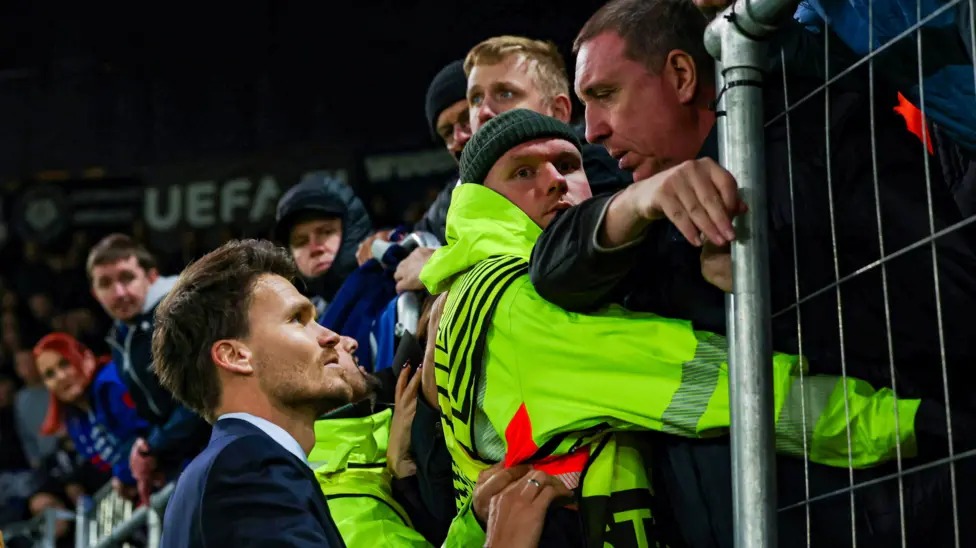 流浪者队新任主教练丹尼·罗尔在失利后向客队球迷致意