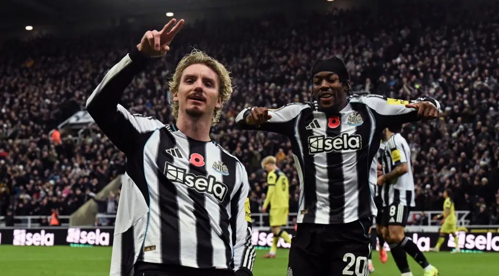 尼克·沃尔特马德为纽卡斯尔联队攻破托特纳姆热刺队的球门