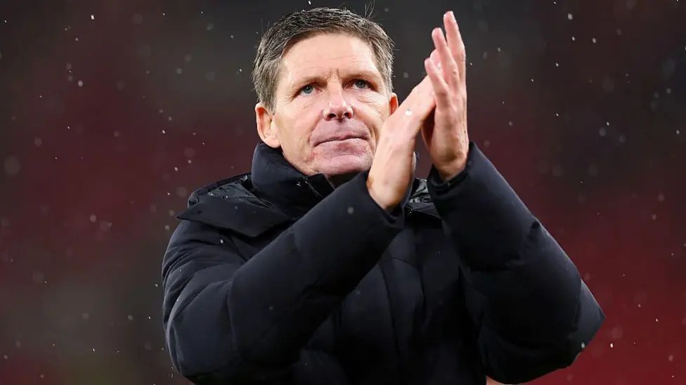 本赛季，奥利弗·格拉斯纳执教的水晶宫队在联赛杯、英超联赛和社区盾杯中都击败过利物浦队。