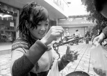 女孩为筹学费走街串巷卖坚果走红网络(组图)