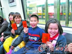 在地铁8号线几位乘客收到红包后个个开心。 记者黎亮摄