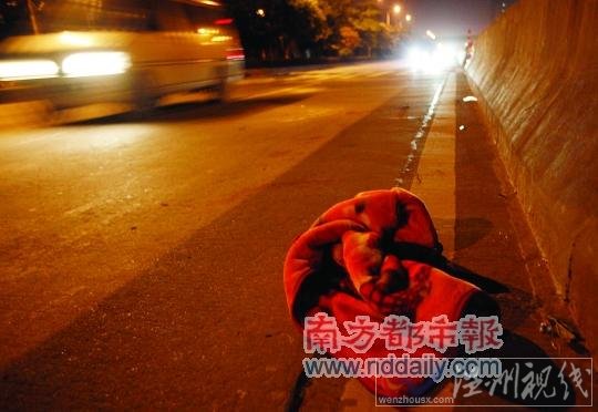 目击者称，一辆商务车将正在过马路的唐福万撞飞后，他的女儿娇儿飞落在地，被随后驶来的一辆面包车轧过头部和身体，当场身亡。 