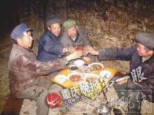 请来邻居翻修房屋，老廖（左一）很高兴。