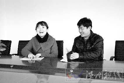 新当选的天桥镇党委班子成员徐艳萍（左）、张春雨接受本报记者采访。